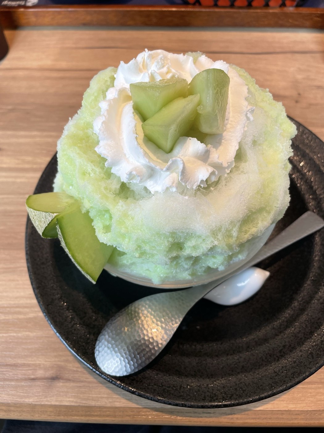 メロンのふわふわかき氷。生クリームとメロン果肉のせ