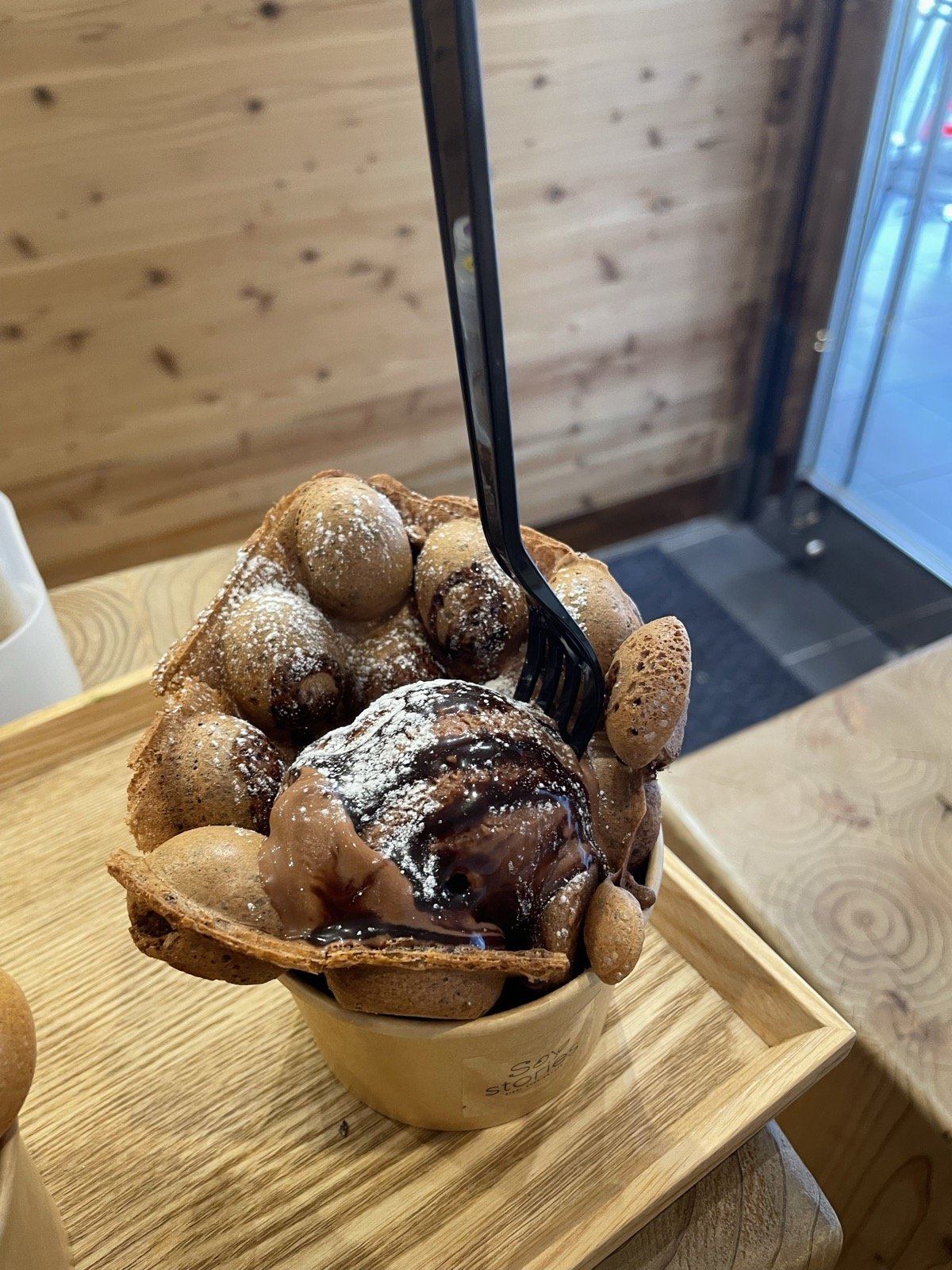 チョコレートの豆乳ソフトクリームとワッフル