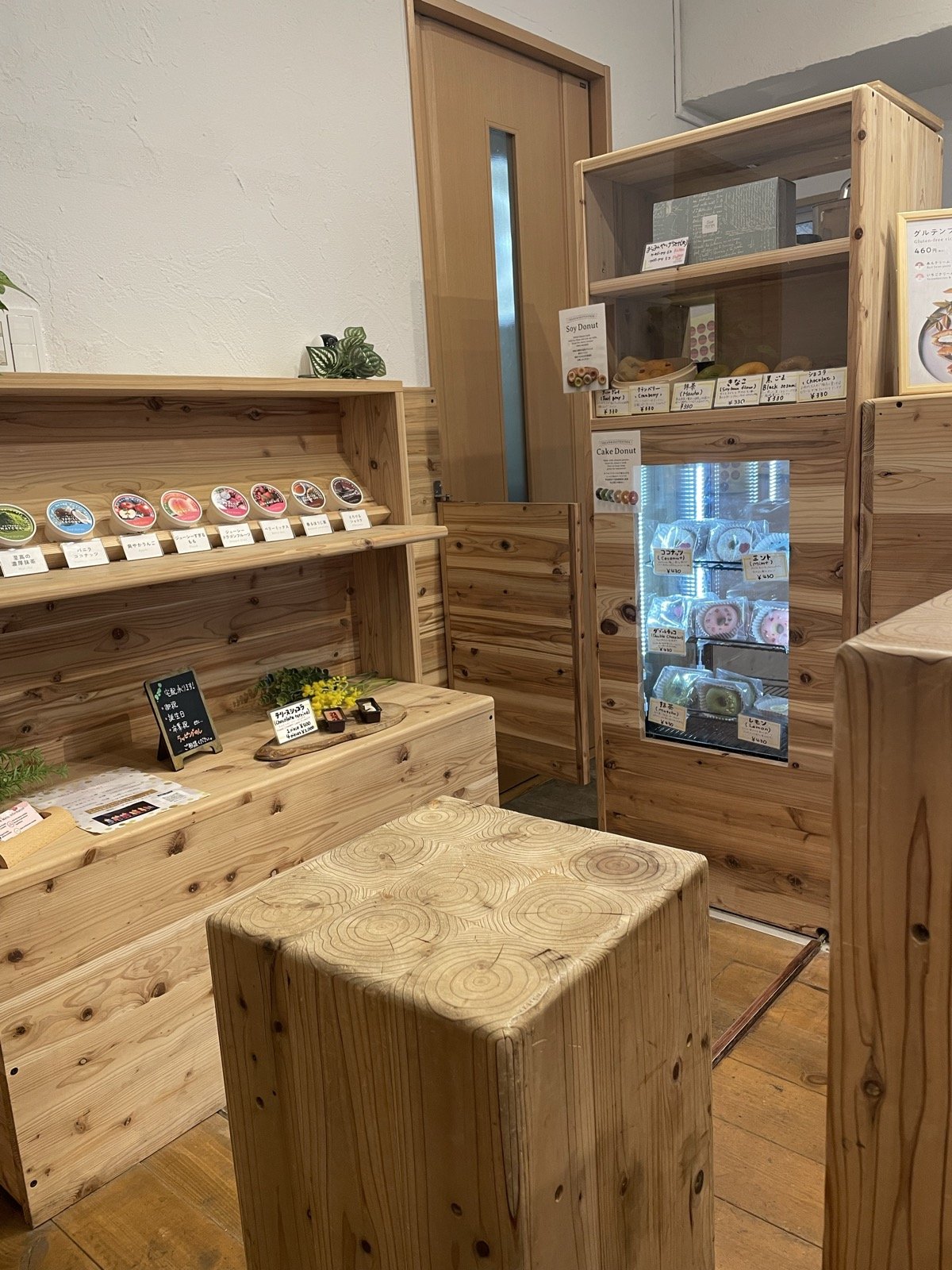 Soy storiesさんの木のぬくもりのある店内